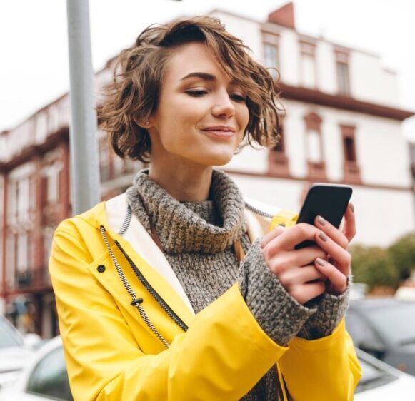 Foto mujer con móvil para página fibra y móvil